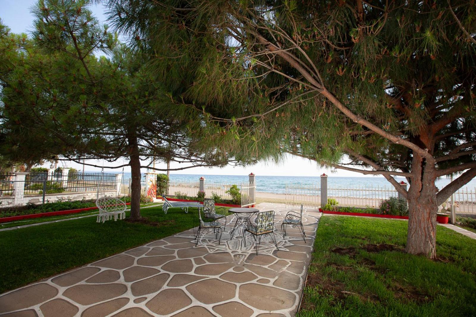 The Great Wave Beachfront House Nea Plagia Holiday home *