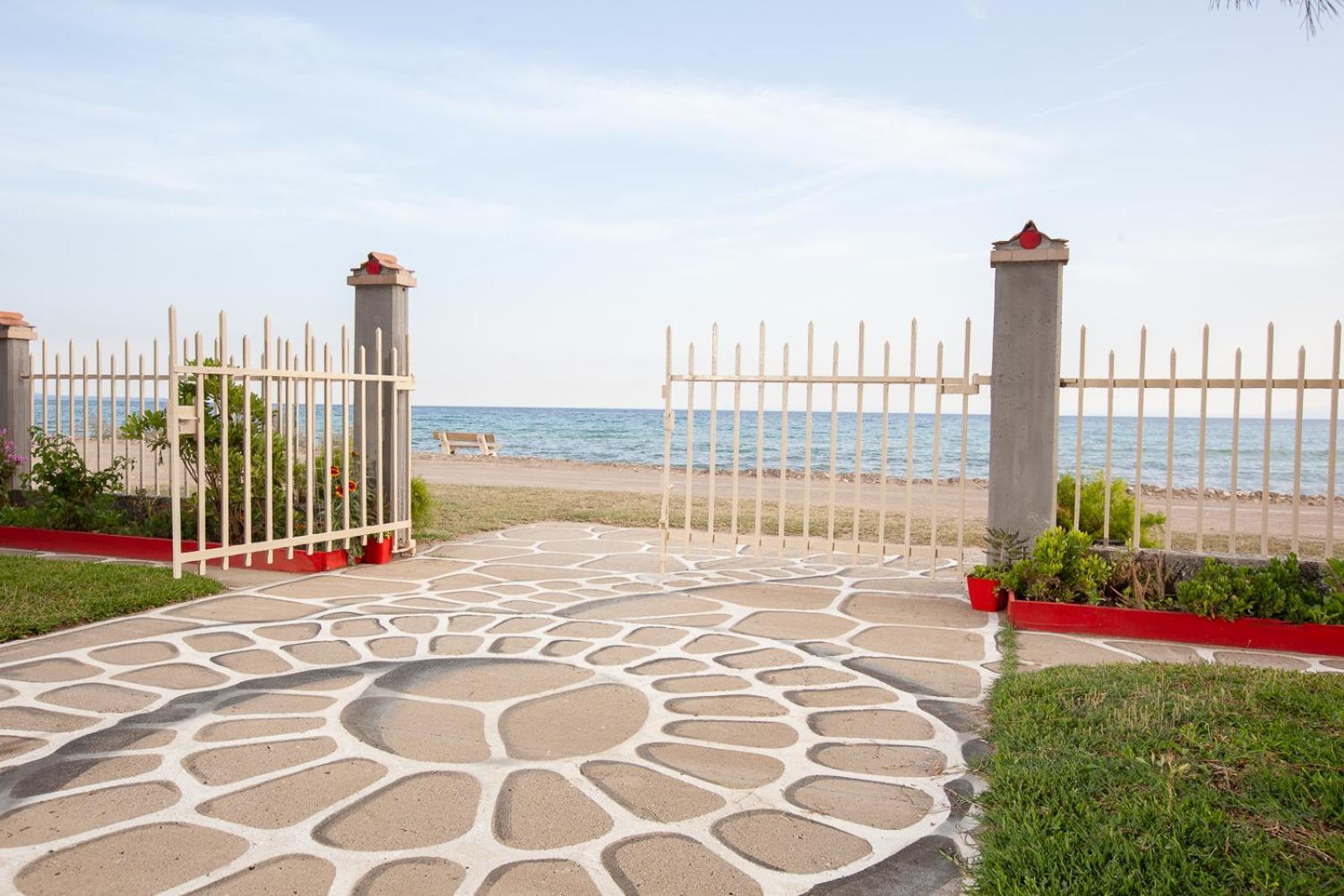 The Great Wave Beachfront House Nea Plagia * Sozopoli